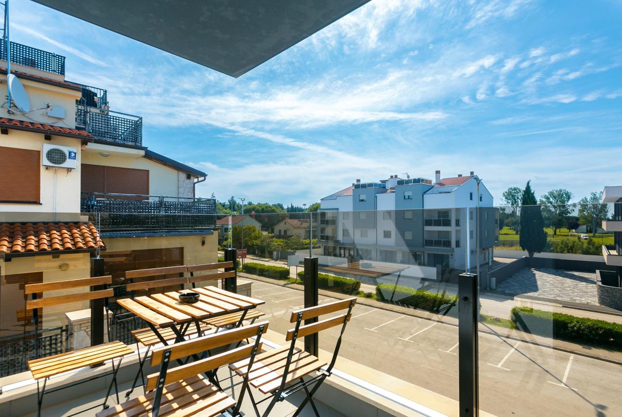 Nevia Apartment *